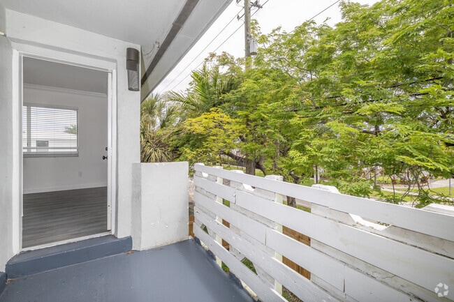 2BR, 1BA - 855SF - Balcony