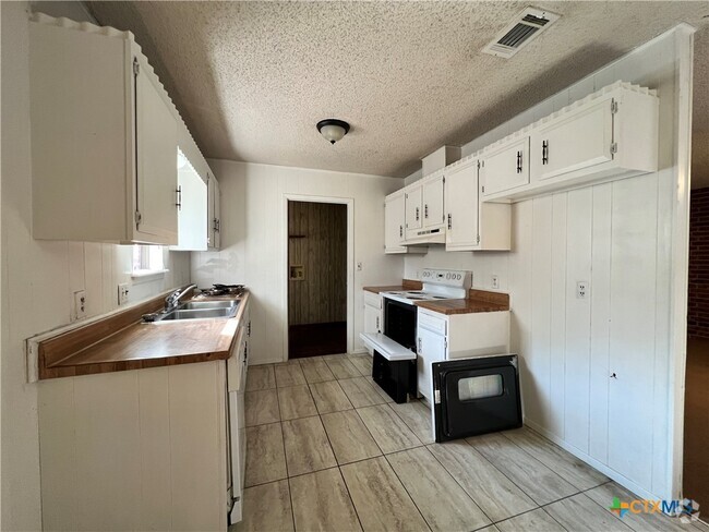 Building Photo - 207 Redbud Ln Rental