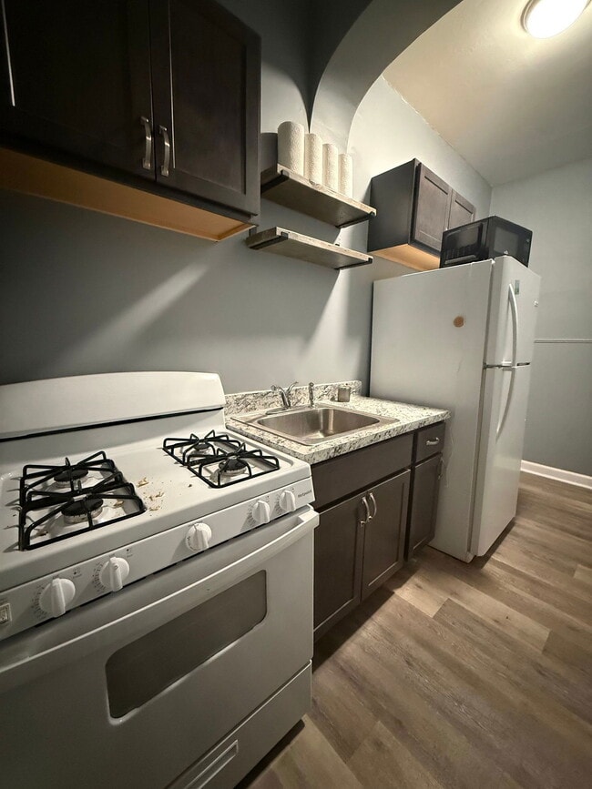 Building Photo - 446 N Duke St Unit 1f