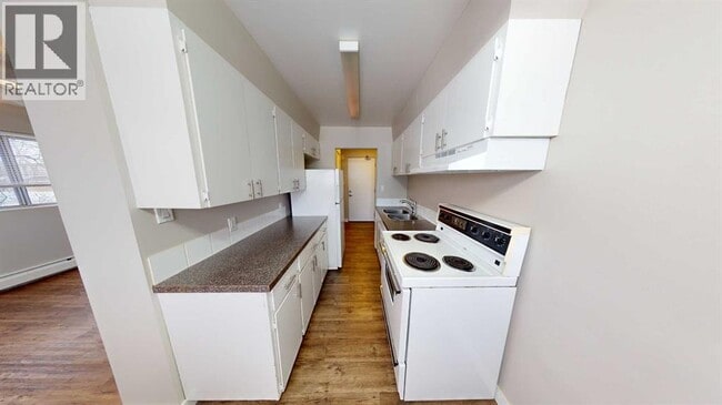 Photo - 9932-9105 105 Ave