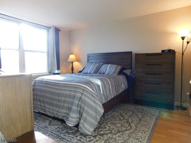 Photo - 300 Main St Unidad 604