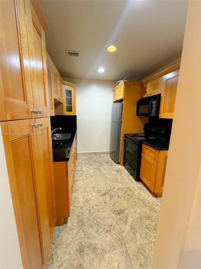Building Photo - 2008 Jackson St Unit B7