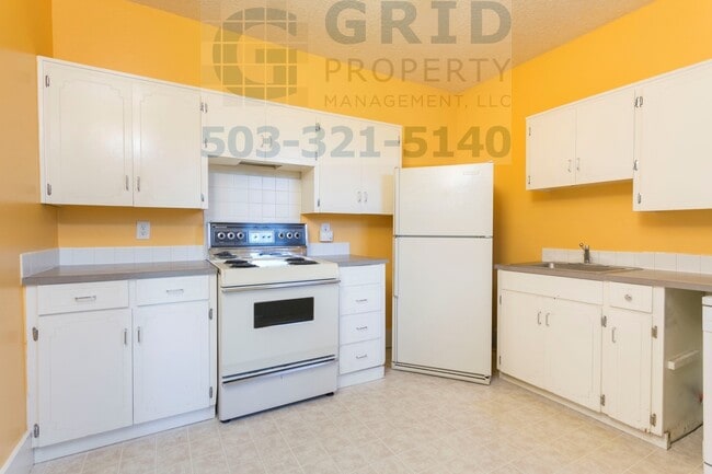 Photo - Charming 2 Bedroom Apartment Available in Milwaukie - Private Fenced-In Yard! Unidad 01