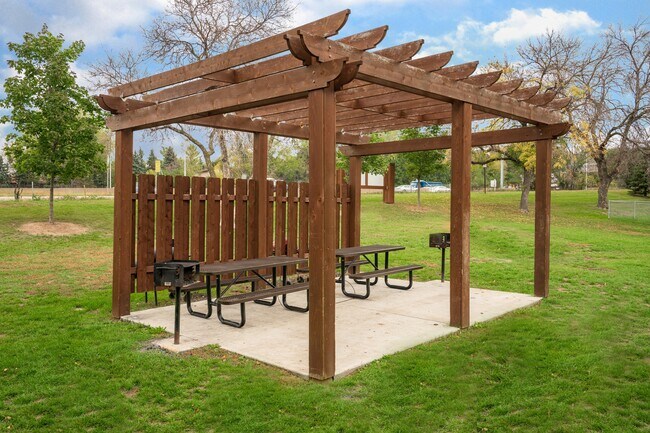 Northview Commons Apartments | Picnic & BBQ Area | Fridley, M