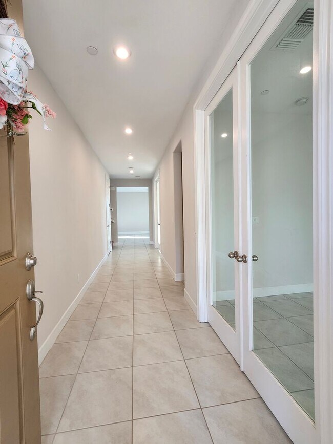 Photo - Beautiful Plumas Lake home on a large lot with SOLAR