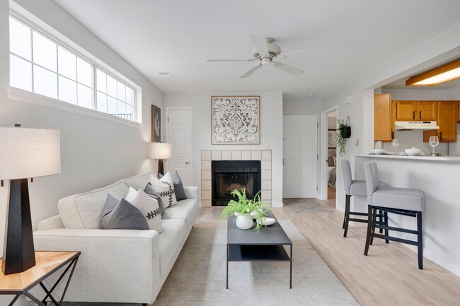 Building Photo - Charming 2 bed 1 bath Condo in Centennial! Unit B6