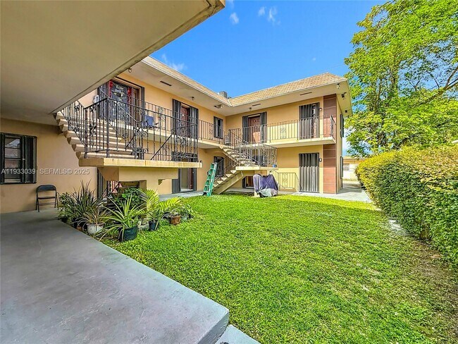 Photo - 2335 NE 172nd St Unidad 4