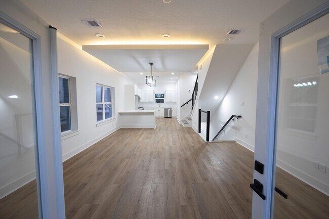 Photo - 868 E 35th St