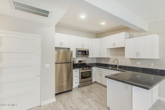Building Photo - 6631 E Earll Dr Unit 1003