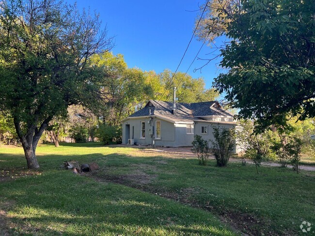 Building Photo - 3 bedroom farmhouse on over 1 acre in Jose...