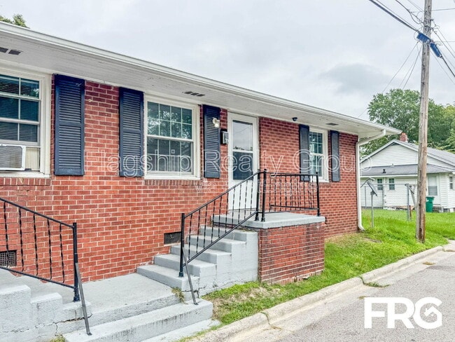 Photo - 1002 W 6th St