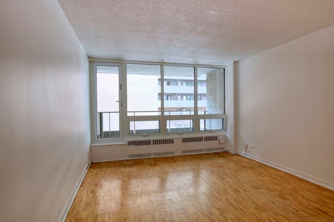 Building Photo - 1975 Maisonneuve Blvd W Unit 407