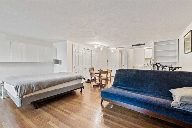 Building Photo - 244 Beacon St Unit 3