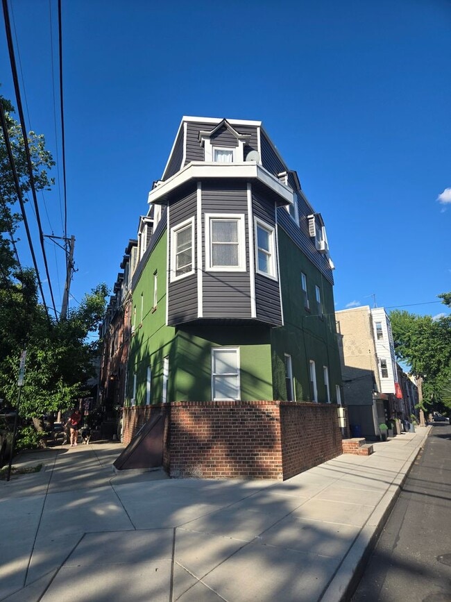 Building Photo - 2435 Grays Ferry Ave Unit 3