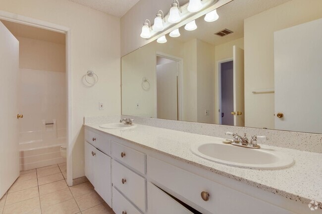 Building Photo - *** LIGHT & BRIGHT 3 BEDROOM 1.5 BATH HOME...