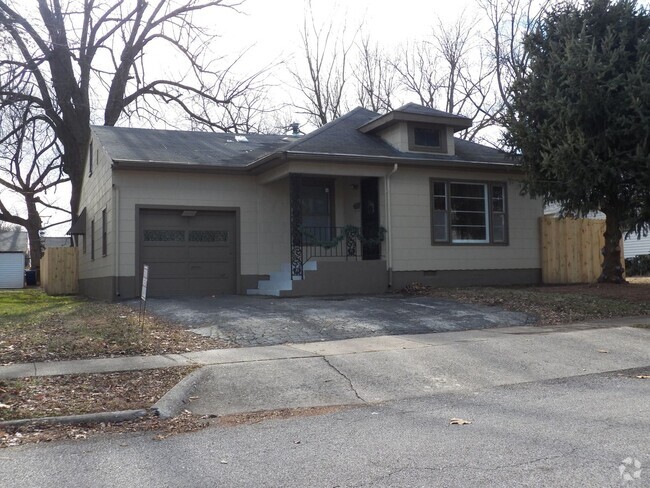 Building Photo - 3 bedroom, 2 bathroom, 1 car garage with f... Rental