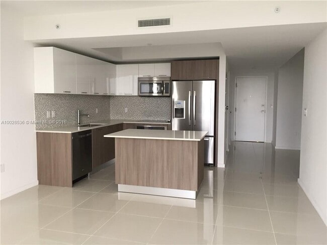 ¡Cocina abierta con encimeras de cuarzo y electrodomésticos de acero inoxidable! - 5252 NW 85th Ave Unidad 1110