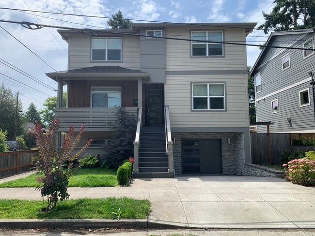 Building Photo - Montavilla Four Bedrooms, Four Bathrooms H... Rental