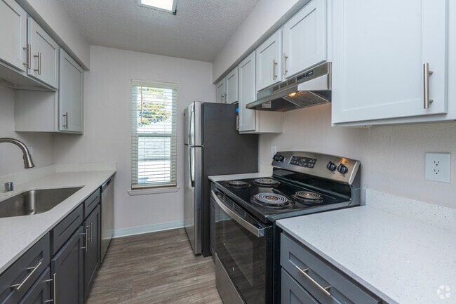 2BR, 2BA - 978SF - Kitchen