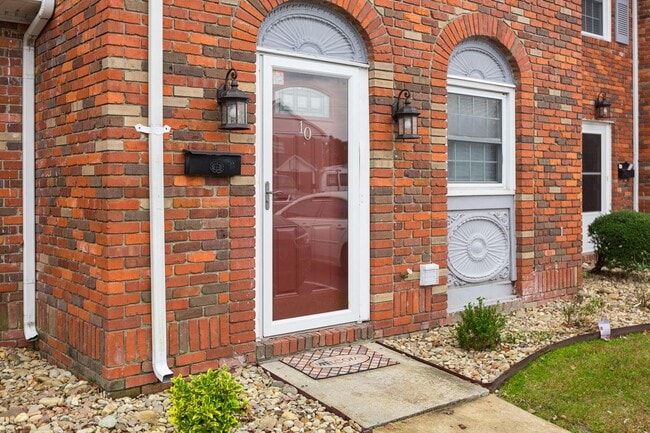 Building Photo - 3000 Golden Rd Unit 10