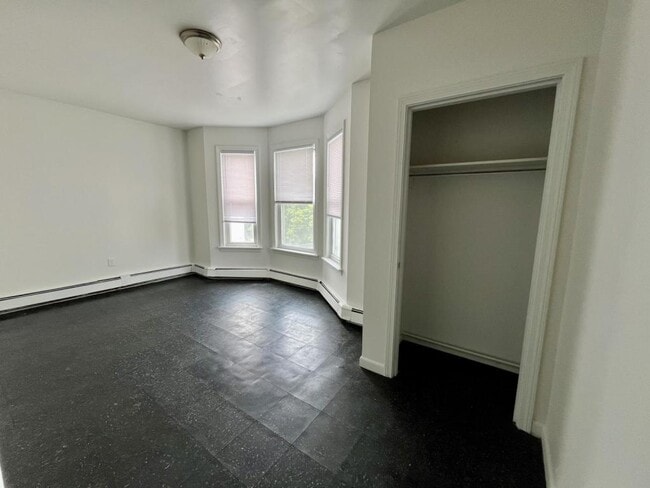 Photo - 142 Oxford St