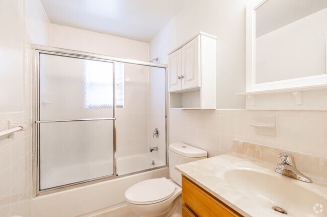 1BR, 1BA w/Basement - 950SF - Bathroom