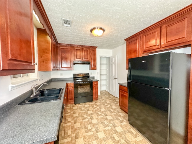 Building Photo - 600 Indian Trail