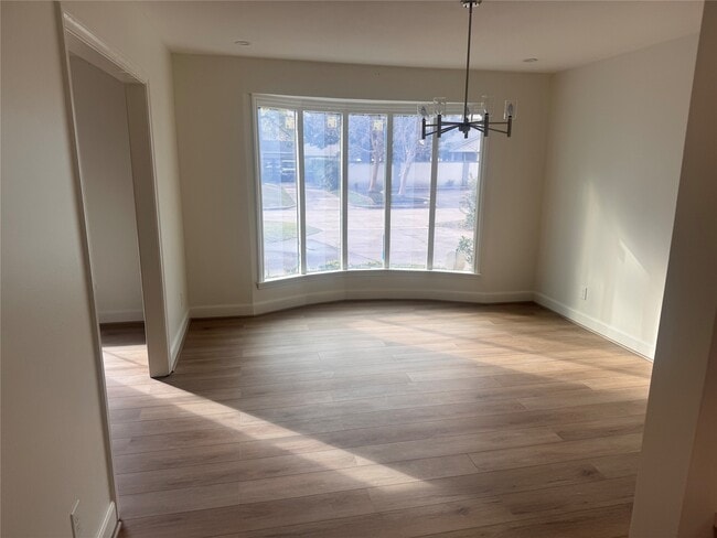 Photo - 4726 Ivanhoe St