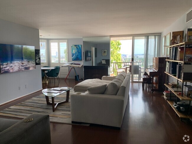 Building Photo - 8530 Holloway Dr Unit 426 Rental