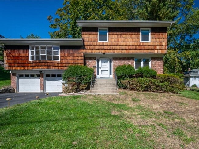 Building Photo - Spacious Well Maintained 3 Bedroom 2.5-Bat...