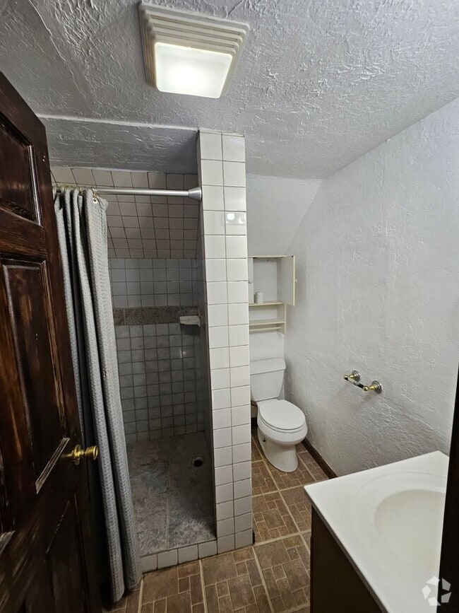 Building Photo - 829 W State St Unit 829 1/2 West State Street Rental