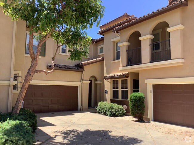 Building Photo - Upgraded 3 Bedroom 2.5 Bath Townhome with ...