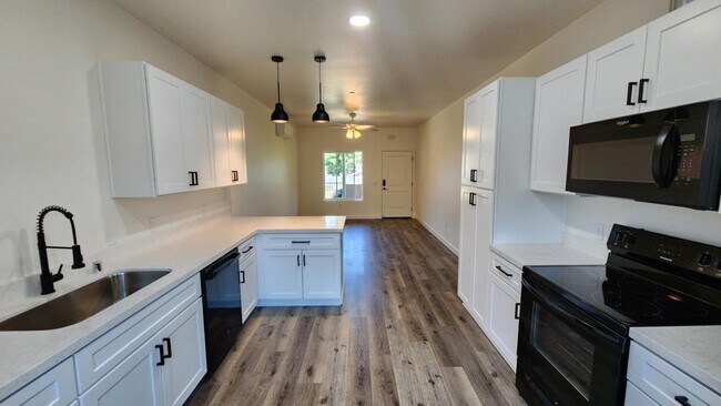 Photo - 728 W 1st Ave