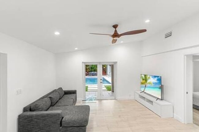Photo - 443 NE 71st St Unidad ID1323142P