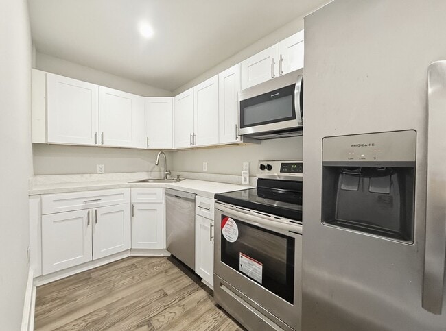 Building Photo - 1055 Walnut St Unit C