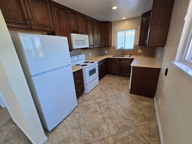 Building Photo - 2142-48 Oliver Ave Unit 2146