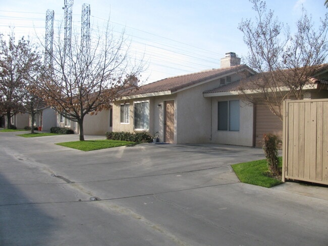 Building Photo - 2811 Brookside Dr Unit D