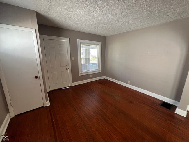 Photo - 896 N Gladstone Ave