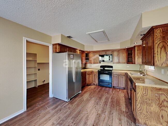 Photo - 1312 Greenleaf Ct