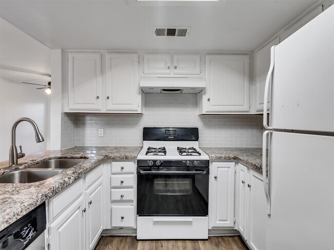 Photo - 1208 N Logan St