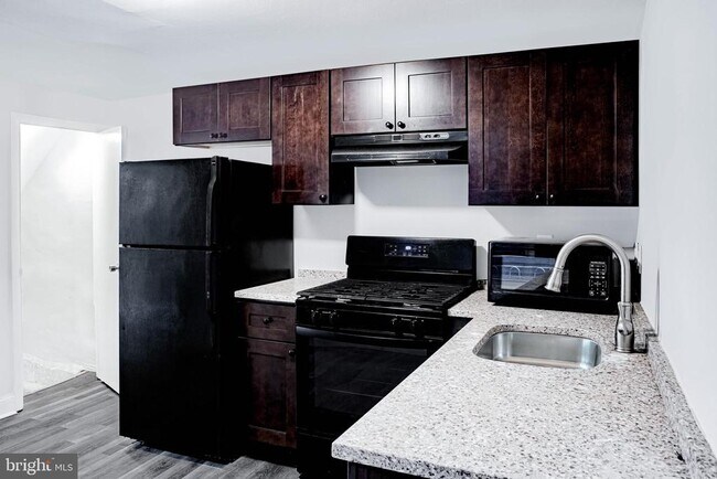 Photo - 2348 Moore St