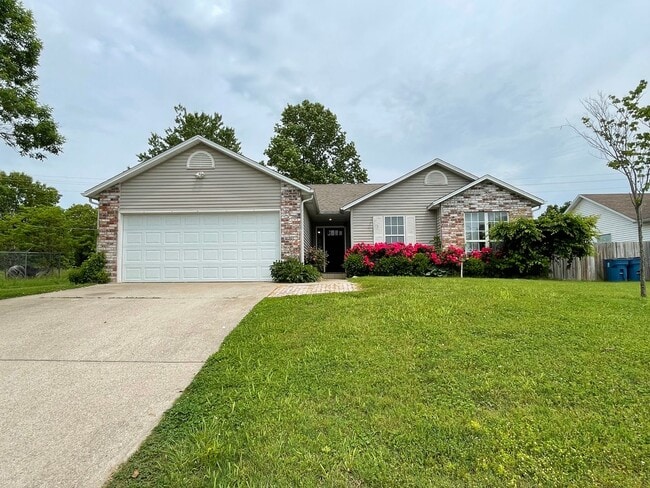 Building Photo - Adorable 3 Bedroom property with a sunroom...