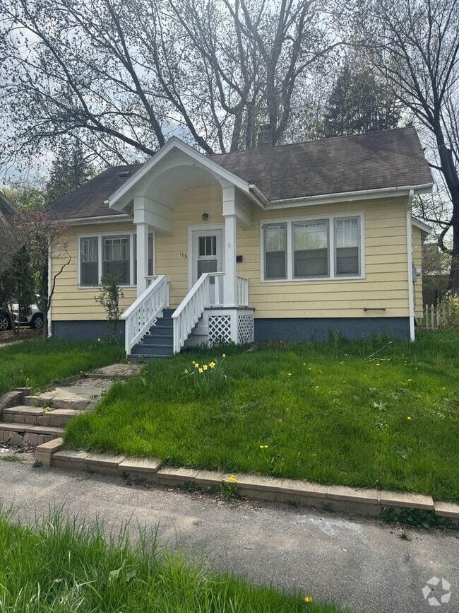 Building Photo - 3 bedroom/ 1.5 bath house Furnished