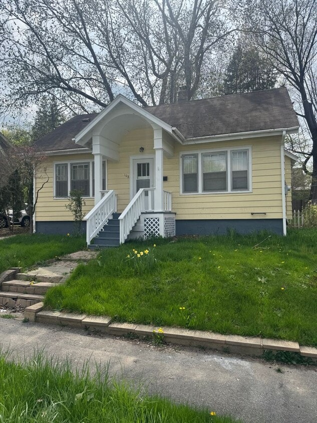 3 bedroom/ 1.5 bath house Furnished - 3 bedroom/ 1.5 bath house Furnished