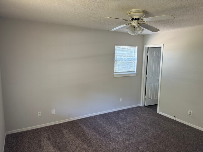 Dormitorio del primer piso - 800 Mountain View Ct Casa Adosada