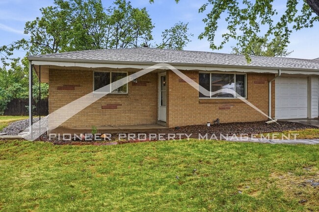 Building Photo - Charming Duplex with Washer/Dryer and Fenced Yard