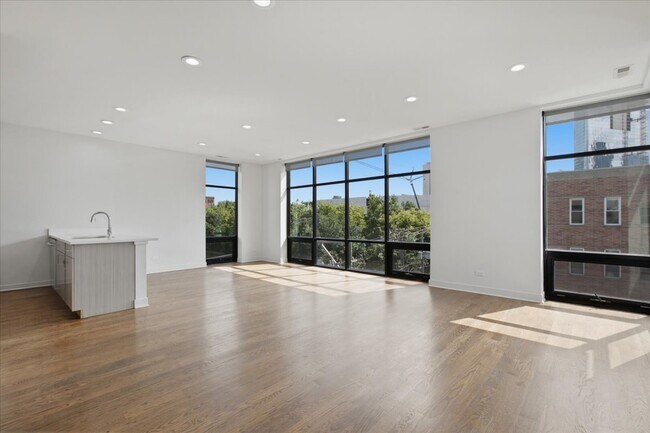 Photo - 650 N Green St Unit 4