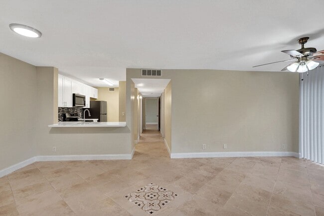 Photo - Fully Renovated 3BD/2BA in Lakes of Jacaranda - Plantation Unidad 101