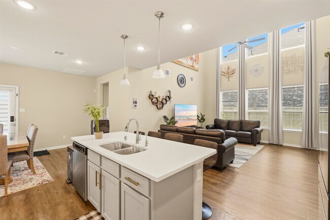 812 Coronado Ter Ln