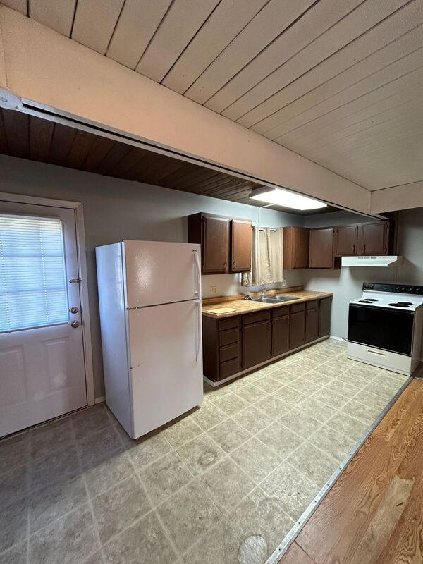 801 Navarro St W Condo Unit B Condo for Rent in Llano, TX